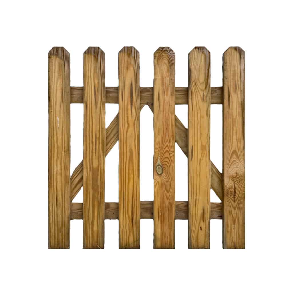 Et Stakitlåge kraftig lærketræ står på hvid baggrund. Porten består af lodrette træplanker med spidse toppe, understøttet af diagonal og vandret træafstivning på bagsiden. Træet har en naturlig, uplettet finish.