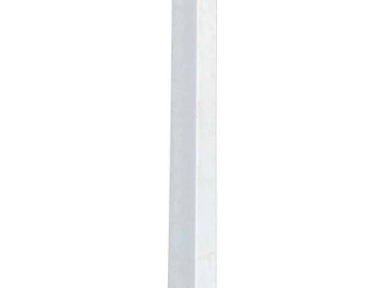 Et billede af Stolpe kunststof 90x90mm, en høj, hvid rektangulær stolpe med en flad, let afrundet top. Den står oprejst mod en almindelig hvid baggrund.