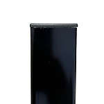 Nærbillede af den øverste del af en sort rektangulær genstand, eventuelt et møbel eller udstyr, med en glat, skinnende overflade. Stolpehatte 60x40 mm Plast Flad skiller sig tydeligt ud mod den almindelige hvide baggrund.