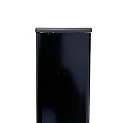 Nærbillede af den øverste del af en sort rektangulær genstand, eventuelt et møbel eller udstyr, med en glat, skinnende overflade. Stolpehatte 60x40 mm Plast Flad skiller sig tydeligt ud mod den almindelige hvide baggrund.