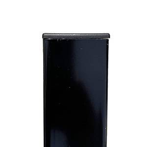 Nærbillede af den øverste del af en sort rektangulær genstand, eventuelt et møbel eller udstyr, med en glat, skinnende overflade. Stolpehatte 60x40 mm Plast Flad skiller sig tydeligt ud mod den almindelige hvide baggrund.