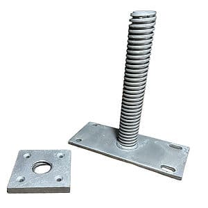 En stor Stolpefod med skrue galvaniseret med en firkantet base påsat står oprejst på hvid baggrund. Ved siden af er et løsrevet firkantet metalstykke med et centralt cirkulært hul og fire mindre omgivende huller. Begge dele ser ud til at være dele af en mekanisk eller konstruktionskonstruktion.