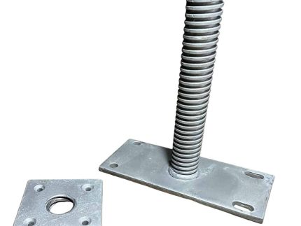 En stor Stolpefod med skrue galvaniseret med en firkantet base påsat står oprejst på hvid baggrund. Ved siden af er et løsrevet firkantet metalstykke med et centralt cirkulært hul og fire mindre omgivende huller. Begge dele ser ud til at være dele af en mekanisk eller konstruktionskonstruktion.