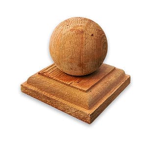 Stolpehat m/kugle brun træet er en stolpehætte af træ med en kugleformet top og en firkantet bund, lavet af rustikt, ufærdigt træ. Den sfæriske top er glat med en let træstruktur, og den firkantede base er trappet for at give et solidt fundament.