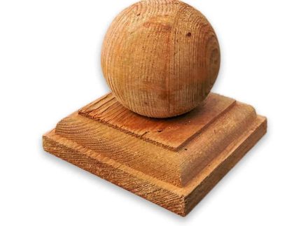 Stolpehat m/kugle brun træet er en stolpehætte af træ med en kugleformet top og en firkantet bund, lavet af rustikt, ufærdigt træ. Den sfæriske top er glat med en let træstruktur, og den firkantede base er trappet for at give et solidt fundament.