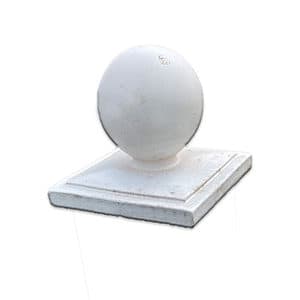 En hvid prydkugle, der minder om Stolpehat m/kugle kunststof hvid, hviler oven på en firkantet base. Kuglen ser ud til at være lavet af gips eller lignende materiale, og bunden har en let hævet kant. Det overordnede design er enkelt og elegant mod den almindelige hvide baggrund.