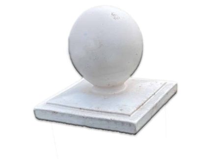 En hvid prydkugle, der minder om Stolpehat m/kugle kunststof hvid, hviler oven på en firkantet base. Kuglen ser ud til at være lavet af gips eller lignende materiale, og bunden har en let hævet kant. Det overordnede design er enkelt og elegant mod den almindelige hvide baggrund.