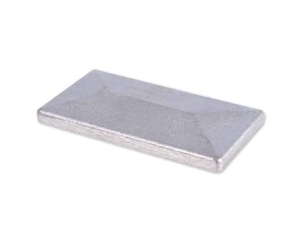 En skinnende, rektangulær sølvbarre lavet af aluminium, med glatte, flade sider og let afrundede kanter på hvid baggrund. Den måler 60x40 mm og har et slankt design, der er velegnet til stolpehatte-applikationer.