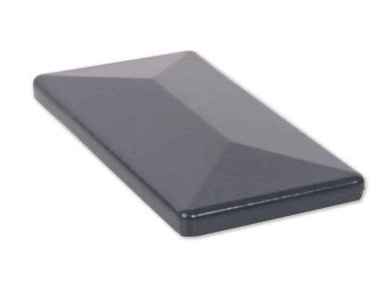 En slank, rektangulær, mørkfarvet enhed med en glat, blank finish og let skrå kanter er afbilledet. Designet har et subtilt trekantet mønster på overfladen. Fremstillet af antrazit aluminium, objektets formål fremgår ikke klart af billedet.