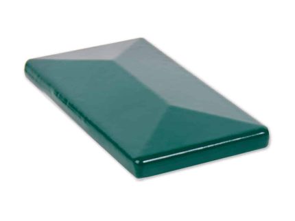 En blank, grøn, rektangulær keramisk flise, der måler 60x40 mm, ses fra en vinkel og afslører dens hævede, skrå overflade og glatte tekstur. Flisen har en let reflekterende finish og er sat mod en almindelig hvid baggrund.