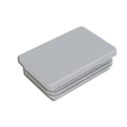 En rektangulær, lysegrå plast endehætte med ribbede sider, designet til et 60x40 mm rektangulært rør eller hul åbning. Denne stolpehatte har en glat, flad overflade og rillede lag på siderne for en sikker pasform.