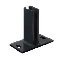 En Stolpefod til 60x40mm stolpe Sort RAL 9005 - 2 huller, som er et sort, rektangulært metalbeslag med en lodret slids og to monteringshuller på den vandrette base, understøtter en genstand lodret og er vist mod en almindelig hvid baggrund.
