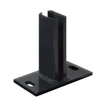 En Stolpefod til 60x40mm stolpe Sort RAL 9005 - 2 huller, som er et sort, rektangulært metalbeslag med en lodret slids og to monteringshuller på den vandrette base, understøtter en genstand lodret og er vist mod en almindelig hvid baggrund.