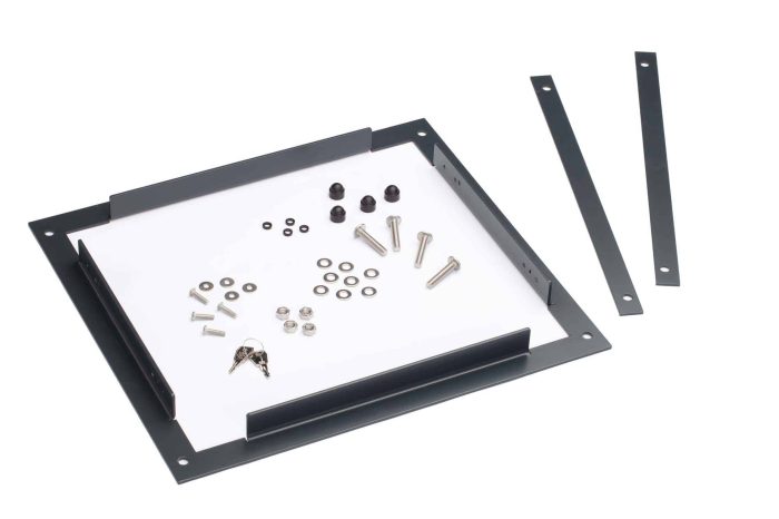 Et fladt metalrammesæt med forskellige skruer, bolte, spændeskiver og andre små hardwarekomponenter. Rammen er sort med hardwaredelene i sølv og sort. To ekstra metallister er placeret ved siden af rammen, perfekt til at sikre din Postkasse til indbygning i panelhegn - Antracit 7016 Mat eller som komplement til en panelhegn.