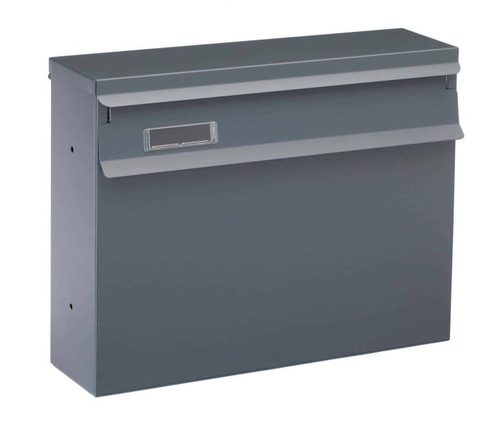 Postkasse til indbygning i panelhegn - Antracit 7016 Mat er en slank, mørkegrå postkasse med et moderne, rektangulært design. Den har et lille gennemsigtigt vindue til at vise en adresse eller navneskilt og har et toplåg, der dækker poståbningen for ekstra beskyttelse. Ideel til montering på panelhegn eller andre strukturer.