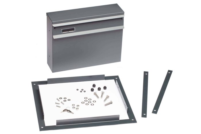 Et samlesæt bestående af "Postkasse til indbygning i panelhegn - Antracit 7016 Mat", skruer, bolte, møtrikker og spændeskiver samt to metalbeslag og et instruktionsark. Komponenterne præsenteres mod en ren hvid baggrund.