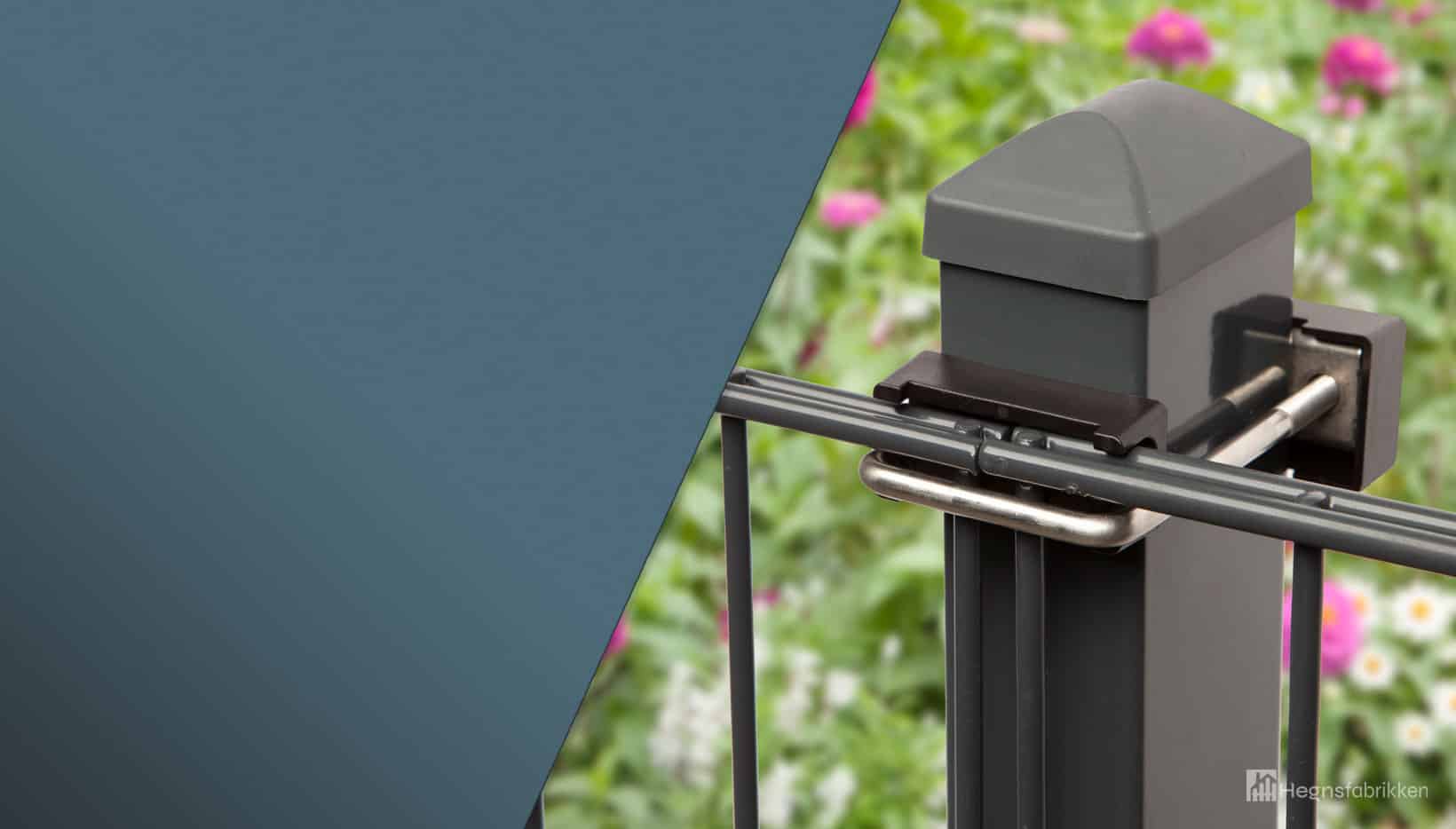 En slank, grå metalhegnspæl med et moderne design vises fremtrædende. Fastgjort til den er jævnt fordelte sorte metalstænger fra hegnsfabrikken, der problemfrit blander funktionalitet og stil. Baggrunden har et blødt sløret billede af farverige blomster og grønt løv, hvilket tilføjer et strejf af natur.