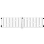 En bred, hvid dobbeltsvingport lavet af lodrette lameller med diagonale krydsstøtter. Dobbeltlåge i Plast "Railing" 400x90cm (BRED) er monteret på sorte hængsler og har en central låsemekanisme understøttet af en stolpe under låsen. Baggrunden er ensfarvet hvid.