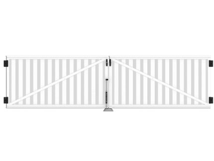 En bred, hvid dobbeltsvingport lavet af lodrette lameller med diagonale krydsstøtter. Dobbeltlåge i Plast "Railing" 400x90cm (BRED) er monteret på sorte hængsler og har en central låsemekanisme understøttet af en stolpe under låsen. Baggrunden er ensfarvet hvid.