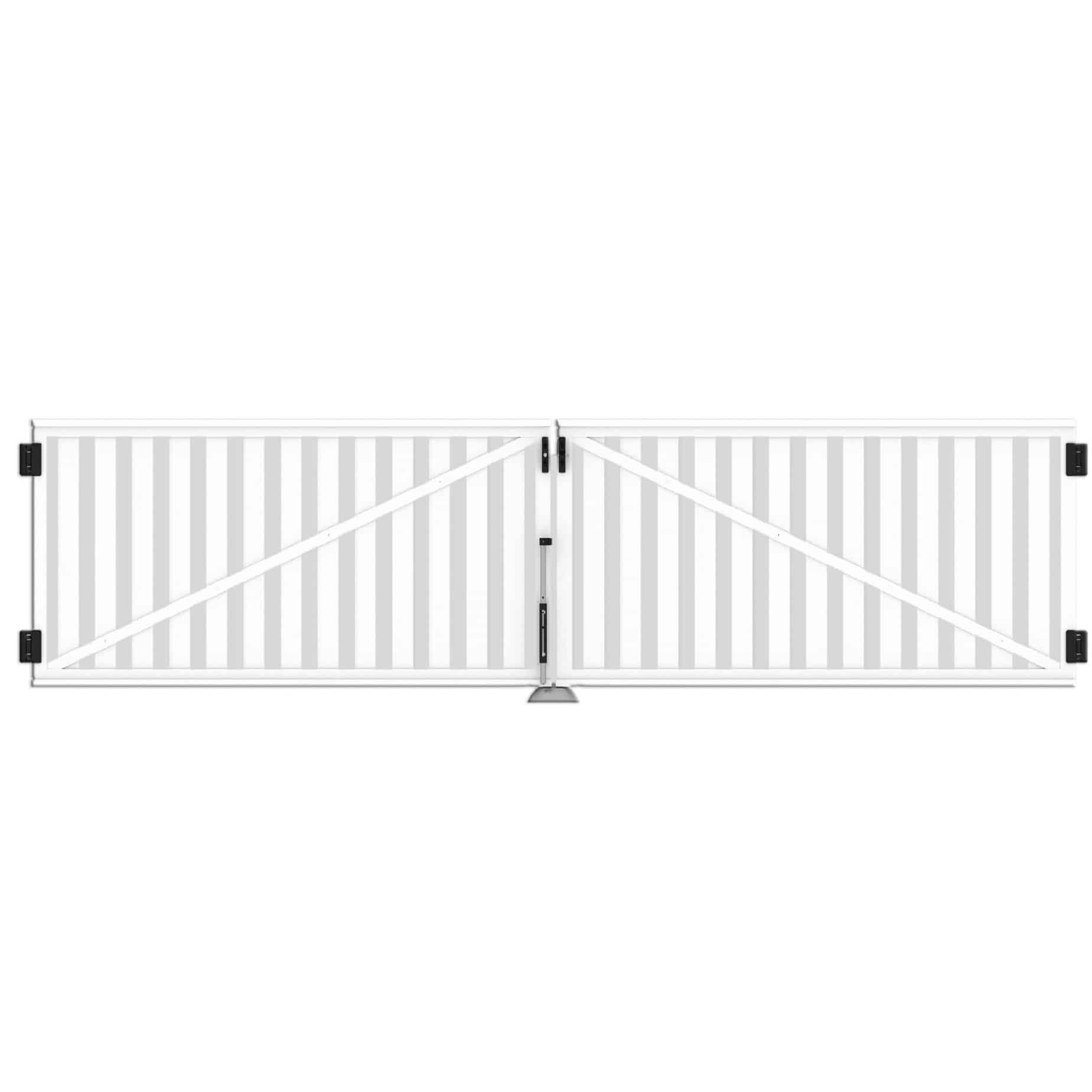 En bred, hvid dobbeltsvingport lavet af lodrette lameller med diagonale krydsstøtter. Dobbeltlåge i Plast "Railing" 400x90cm (BRED) er monteret på sorte hængsler og har en central låsemekanisme understøttet af en stolpe under låsen. Baggrunden er ensfarvet hvid.