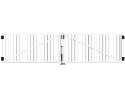 Dobbeltlåge i Plast "Gelænder" 400x90cm (SMAL) er en bred, tofløjet hvid port med lodrette lameller og diagonale afstivninger til forstærkning. Den lukkede låge måler 400x90 cm og har sorte hængsler i hjørnerne og en centrallåsemekanisme, der smelter sammen med et tilstødende gelænder. Det overordnede design er robust og symmetrisk.