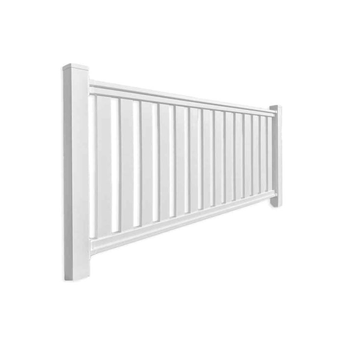 Et hvidt, vandret orienteret hegnspanel med lodrette lameller. "Hegnselement i Plast 'Railing' 200x90cm (BRED)" har to lodrette stolper på hver side, der giver støtte. Designet er rent og enkelt og giver strukturen et moderne udtryk. Baggrunden er almindelig hvid.