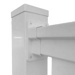 Nærbillede af en hvid, firkantet stolpe med et Hegnsbeslag Plast "gelænder" Hvid, der fastgør en vandret skinne til den. Opsætningen ser ud til at være en del af et rækværk eller hegnssystem med rene, minimalistiske designlinjer.