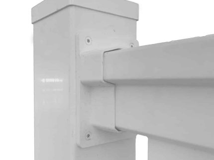 Nærbillede af en hvid, firkantet stolpe med et Hegnsbeslag Plast "gelænder" Hvid, der fastgør en vandret skinne til den. Opsætningen ser ud til at være en del af et rækværk eller hegnssystem med rene, minimalistiske designlinjer.