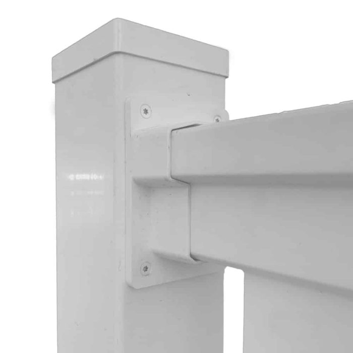 Nærbillede af en hvid, firkantet stolpe med et Hegnsbeslag Plast "gelænder" Hvid, der fastgør en vandret skinne til den. Opsætningen ser ud til at være en del af et rækværk eller hegnssystem med rene, minimalistiske designlinjer.