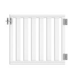 En hvid vinylport med lodrette lameller, Dobbeltlåge i Plast "Railing" 400x90cm (BRED), er sikret med en lås i venstre side og to kraftige hængsler til højre. Porten har et enkelt, moderne design, ideel til brug i en have eller som en del af et gelændersystem.