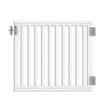 En Hegnslåge i Plast "Gelænder" 100x90cm (SMAL) hvid lodret lamelhegnslåge, med et enkelt design. Denne robuste låge inkluderer metalhængsler på højre side og en metallås på øverste venstre side. Set mod en almindelig hvid baggrund er porten lukket.