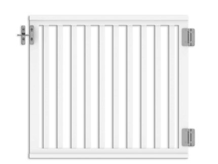 En Hegnslåge i Plast "Gelænder" 100x90cm (SMAL) hvid lodret lamelhegnslåge, med et enkelt design. Denne robuste låge inkluderer metalhængsler på højre side og en metallås på øverste venstre side. Set mod en almindelig hvid baggrund er porten lukket.