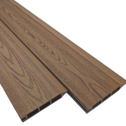 To Kompositbræt terrassebrædder med WPC Træstruktur, med hul kernekonstruktion og not-og-not-kanter. Brædderne er brune med synlige træåremønstre, anbragt parallelt med hinanden.