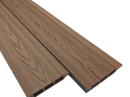 To Kompositbræt terrassebrædder med WPC Træstruktur, med hul kernekonstruktion og not-og-not-kanter. Brædderne er brune med synlige træåremønstre, anbragt parallelt med hinanden.