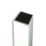 En hvid plaststolpe med en 87x87 mm Alukerne-struktur står oprejst mod en almindelig hvid baggrund. Stolpen, der hedder "Stolpe i Plast 87x87mm med alukerne HVID," har en glat, ren overflade og en åben top.