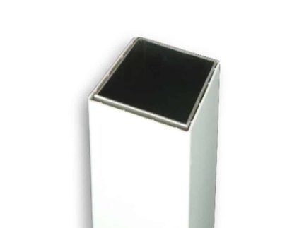 En hvid plaststolpe med en 87x87 mm Alukerne-struktur står oprejst mod en almindelig hvid baggrund. Stolpen, der hedder "Stolpe i Plast 87x87mm med alukerne HVID," har en glat, ren overflade og en åben top.