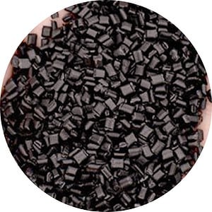 Et cirkulært billede viser et nærbillede af talrige små, sorte plastikpiller spredt ensartet hen over en overflade. Pellets er rektangulære i form og har en blank finish, der ofte bruges i produktionen af Kompositbræt 25mm - WPC Træstruktur.