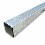 Et nærbillede af Stålstolper Galvaniseret 80x80cm HDG Inkl. sort stolpehat i plast med en struktureret, skinnende overflade. Den ene ende af røret er lukket med et mørkt, firkantet plaststykke. Røret er placeret diagonalt og strækker sig fra nederste venstre hjørne til øverste højre hjørne af billedet.