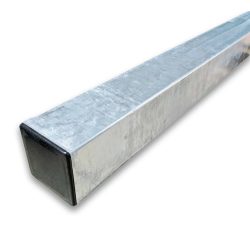 Et nærbillede af Stålstolper Galvaniseret 80x80cm HDG Inkl. sort stolpehat i plast med en struktureret, skinnende overflade. Den ene ende af røret er lukket med et mørkt, firkantet plaststykke. Røret er placeret diagonalt og strækker sig fra nederste venstre hjørne til øverste højre hjørne af billedet.