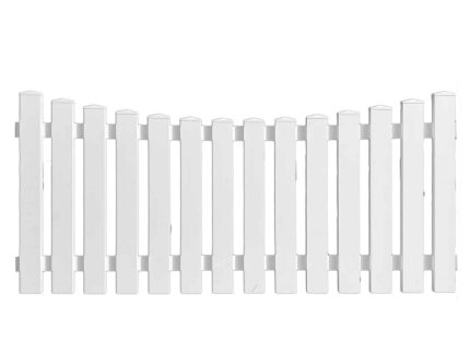 En hvid Stakithegn i Plast "PROFEXline" 180x80/70cm (BUE NED) hegnssektion med jævnt fordelte lodrette lameller og dekorative spidse toppe. Denne hegnssektion har en let nedadgående bue i midten, hvilket skaber et blidt, buet udseende.