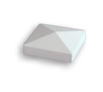 Stolpehat Plast 87x87 mm Pyramide Hvid er en hvid firkantet genstand med en pyramideformet top med glatte, kantede facetter. Dens minimalistiske design minder meget om en stolpehat og ser ud til at være lavet af solidt materiale, sandsynligvis plastik eller noget lignende. Den almindelige hvide baggrund fremhæver objektet smukt.