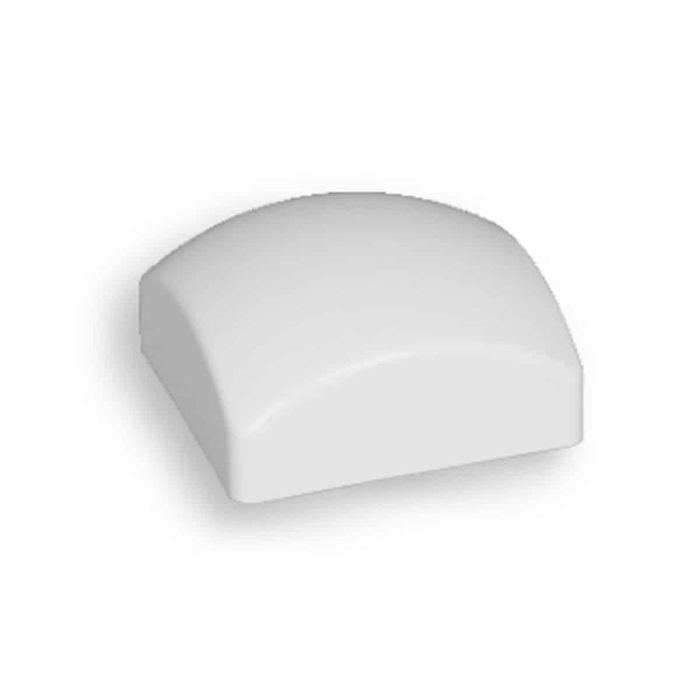En Stolpehat Plast 87x87mm Rund Hvid, en hvid, firkantet genstand lavet af glat plast med en buet topflade, der ligner en konveks knap eller en minimalistisk moderne lysarmatur, er centreret på en almindelig hvid baggrund. Objektet fremstår rent og enkelt i designet.