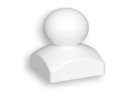 Se Stolpehat med kugle Plast 87x87mm Hvid: et forenklet hvidt 3D-ikon af en person. Den har en almindelig rund kugle som hoved, med en krop i form af en rektangulær base afrundet ved skuldrene. Dette ikon kan prale af et glat, minimalistisk design, der ligner en elegant hvid plastfigur, sat mod en almindelig hvid baggrund.