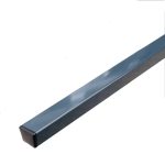 Et langt, metallisk blåt firkantet rør med en reflekterende overflade strækker sig yndefuldt og aftager ud i det fjerne. Med en sort kasket i den ene ende skiller denne **Stålstolpe til Støjhegn ECO - 3m 80x60/3mm** sig tydeligt ud mod den hvide baggrund.