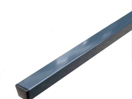 Et langt, metallisk blåt firkantet rør med en reflekterende overflade strækker sig yndefuldt og aftager ud i det fjerne. Med en sort kasket i den ene ende skiller denne **Stålstolpe til Støjhegn ECO - 3m 80x60/3mm** sig tydeligt ud mod den hvide baggrund.