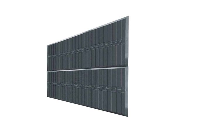 Et stort gråt **Støjhegn ECO 18Db Modul** akustisk hegnspanel med lodrette linjer arrangeret i et gittermønster og med vandrette støttebjælker står mod en hvid baggrund, hvilket fremhæver hegnets minimalistiske og moderne design.