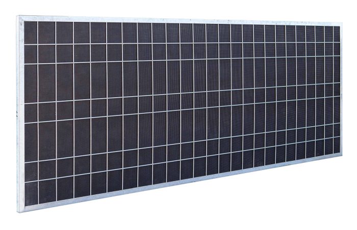 Et rektangulært solpanel med et gitterlignende mønster af fotovoltaiske celler arrangeret i rækker og søjler. Panelet, der minder om Støjhegn ECO 18Db Modul, har en sølvramme rundt om kanterne og ses i en lille vinkel, hvilket giver det et tredimensionelt udseende. Baggrunden er hvid.