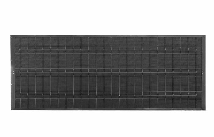 Et rektangulært sort metaltrådsnet med mindre firkanter justeret i et gittermønster. Støjhegn ECO 18Db Modul er omkranset af en solid sort ramme med synlige huller i siderne, sandsynligvis til monteringsformål. To tykkere vandrette stænger giver ekstra støtte i nettet.