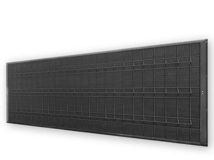 En lang, rektangulær LED-videovæg med et gittermønster vises. Væggen ser ud til at være sammensat af flere mindre LED-paneler, der er arrangeret problemfrit for at danne en enkelt stor skærm. Baggrunden er almindelig hvid, hvilket understreger det slanke design og Støjhegn ECO 18Db Moduler integreret i strukturen.