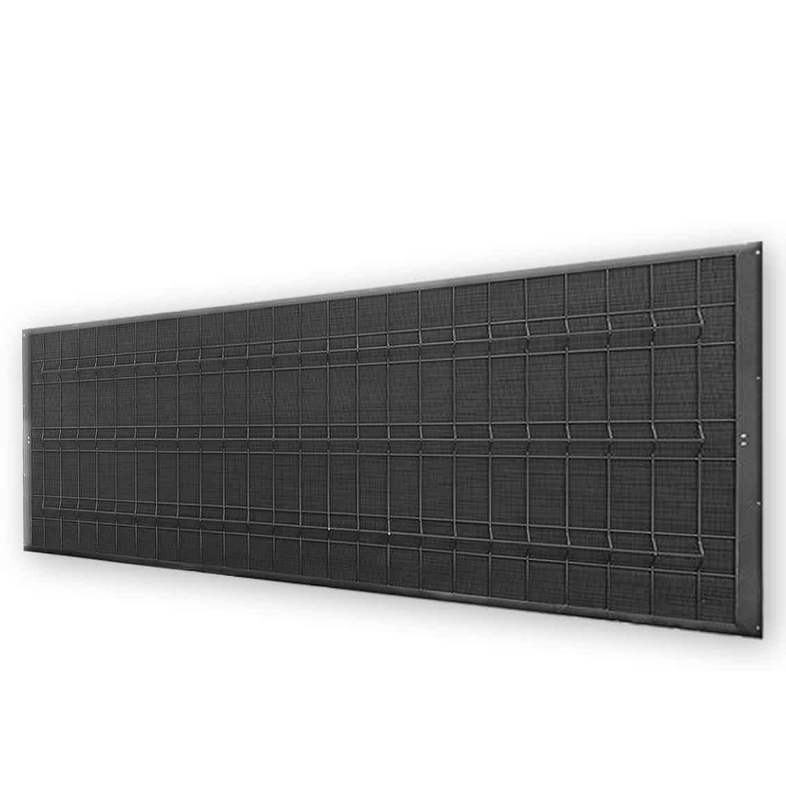 En lang, rektangulær LED-videovæg med et gittermønster vises. Væggen ser ud til at være sammensat af flere mindre LED-paneler, der er arrangeret problemfrit for at danne en enkelt stor skærm. Baggrunden er almindelig hvid, hvilket understreger det slanke design og Støjhegn ECO 18Db Moduler integreret i strukturen.